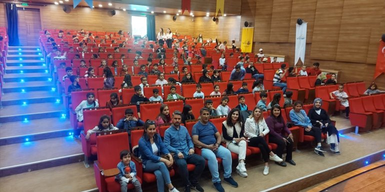 Van Büyükşehir Belediyesinin çocuk tiyatrosu ilgi gördü