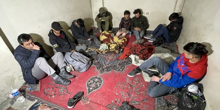 Van'da bir kısmı kullanılmayan iş merkezinde 13 düzensiz göçmen yakalandı