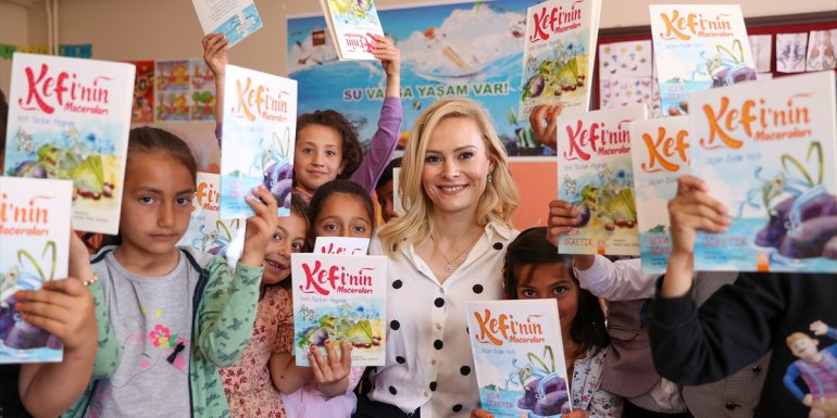 Van'da öğrencilere inci kefalinin göçünü anlatan hikaye kitabı dağıtıldı