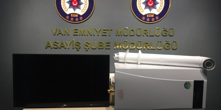 Van'da tarihi binadan 320 bin liralık televizyon, kombi ve kamera çalan zanlı tutuklandı