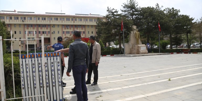 Van'da valilik önündeki demir bariyerler kaldırıldı