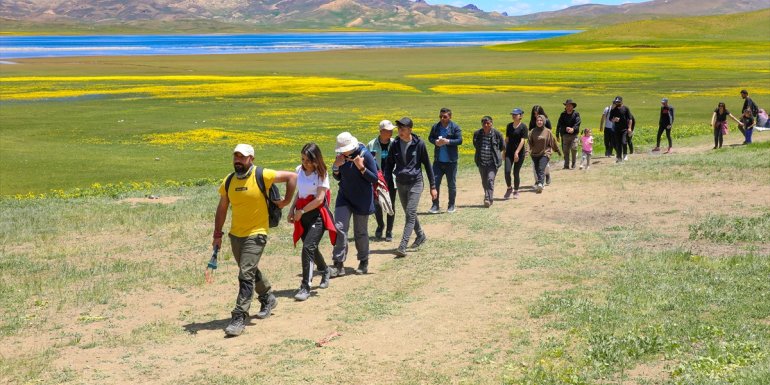 Van'daki Keşiş Gölü, rengarenk doğasıyla ziyaretçilerini ağırlıyor
