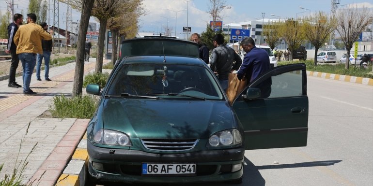 Van'da düzensiz göçmen taşıyan minibüs 'dur' ihtarına uymayarak polisi yaraladı