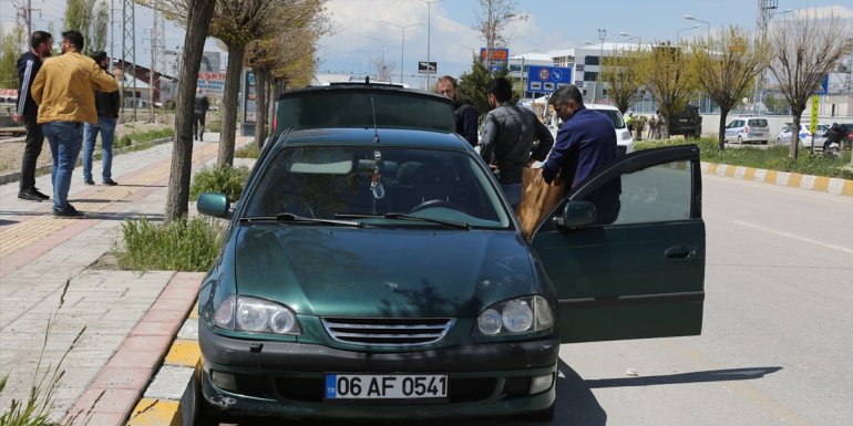 Van'da düzensiz göçmen taşıyan minibüs "dur" ihtarına uymayarak polisi yaraladı