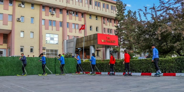 Van'da gençler demir bariyerlerin kaldırıldığı valilik bahçesinde patenle kaydı