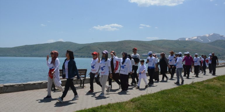 Van Gölü için yürüyen kadınlar Tatvan sahilini dolaştı