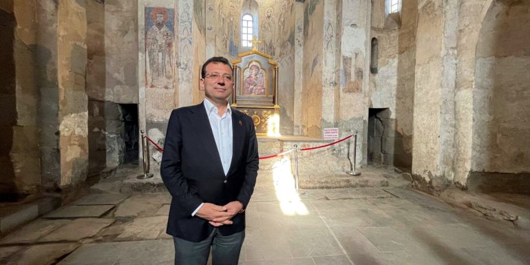 İBB Başkanı İmamoğlu Van'da tarihi Akdamar Kilisesi'ni gezdi