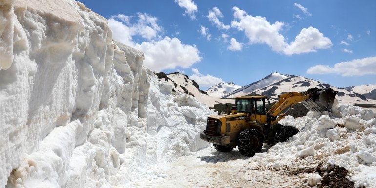 VAN - Kardan kapalı mezra yolları bir ayda açılabildi1