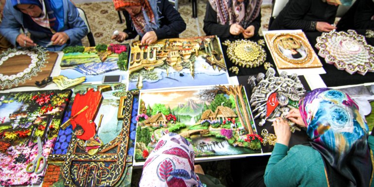 Vanlı kadınlar rölyef tekniğiyle üç boyutlu tablolar yapıyor