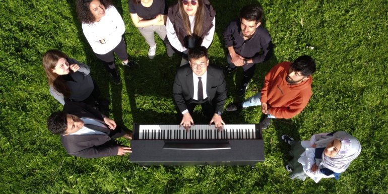 Van'da sanat tutkunları doğayla iç içe piyano çaldı