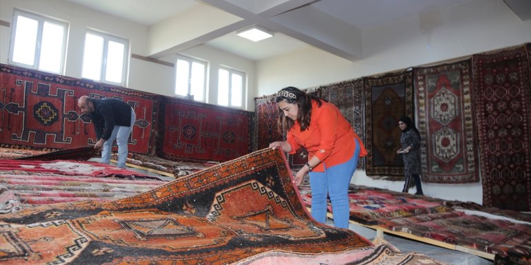 Tarihi halı ve kilimler Van'daki müzede geleceğe aktarılıyor
