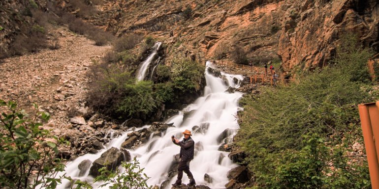 Yağışlarla daha coşkulu akan Çatak'taki şelaleler doğaseverlerden ilgi görüyor