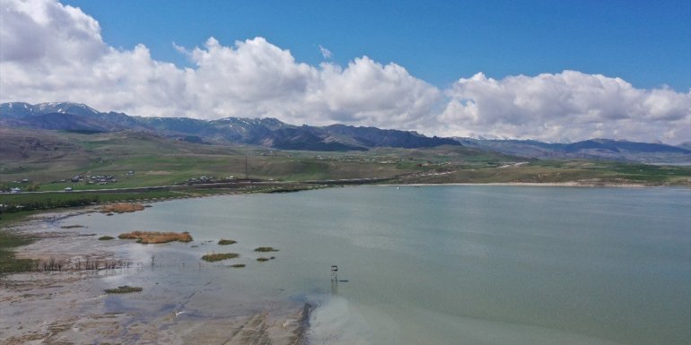 Vanlı öğrenciler Erçek Gölü