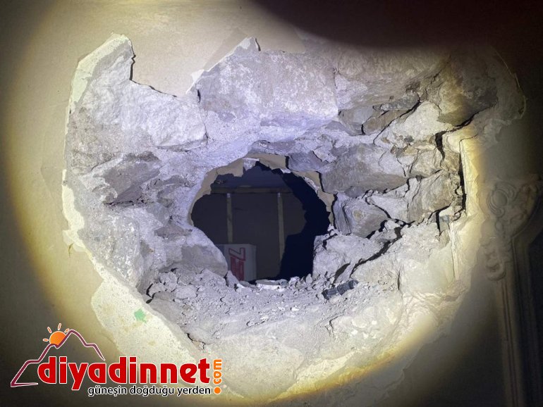 Yan dükkanın duvarını kırıp kuyumcuya girdi, 900 bin liralık altın çaldı1