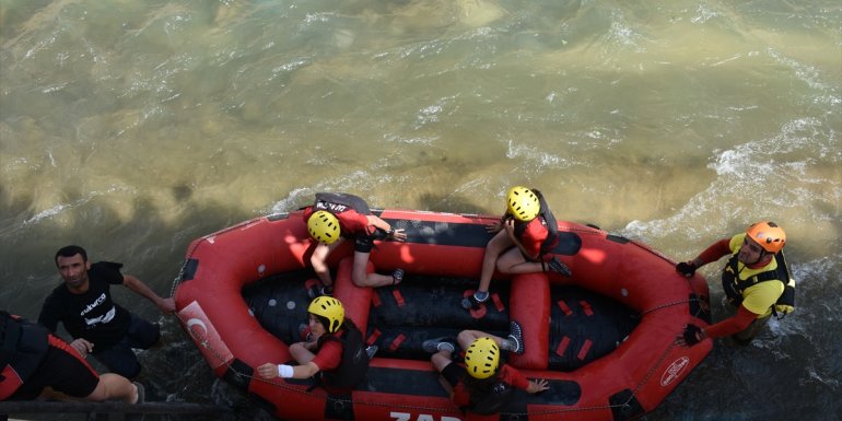 Yüksekova'da rafting etkinliği gerçekleştirildi