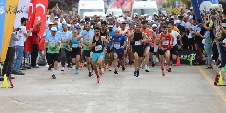 1. Van Denizi Yarı Maratonu koşuldu