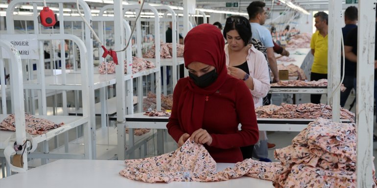 Adilcevaz'da kurulan tekstil fabrikası üretime başladı