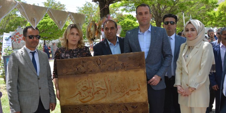 Adilcevaz'da yılsonu sergisi açıldı