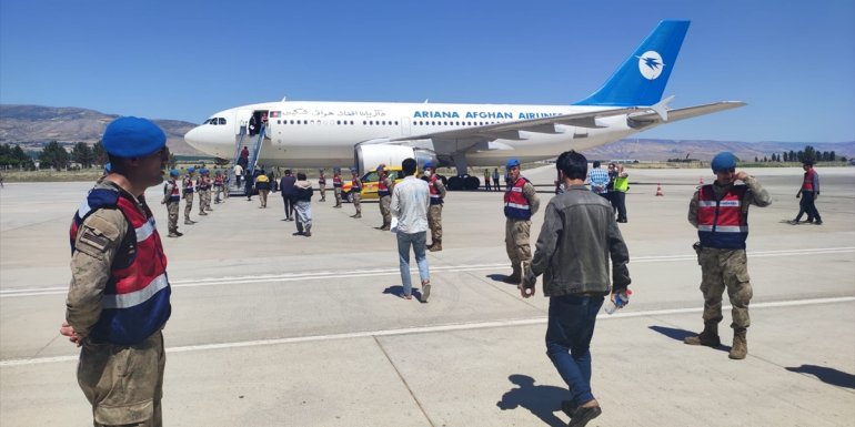 Afganistan uyruklu 227 düzensiz göçmen daha sınır dışı edildi1