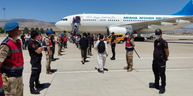 Afganistan uyruklu 227 düzensiz göçmen daha sınır dışı edildi