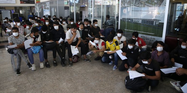 Afganistan uyruklu 454 düzensiz göçmen daha sınır dışı edildi