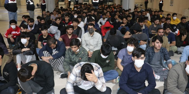 Ağrı'dan 227 Afganistan uyruklu düzensiz göçmen ülkelerine yollandı