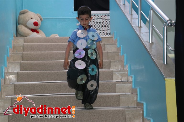 kostüm öğrencilerinden defilesi anaokulu malzemelerle Ağrı