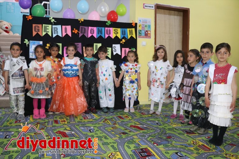 kostüm malzemelerle anaokulu öğrencilerinden defilesi Ağrı