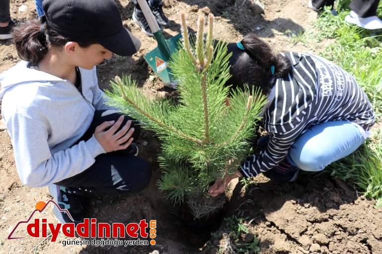 okulun dönüştürüp öğreniyor atıl öğrenciler bostana tarımı bahçesini Ağrı