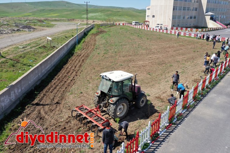 atıl okulun öğrenciler bostana bahçesini öğreniyor tarımı dönüştürüp Ağrı
