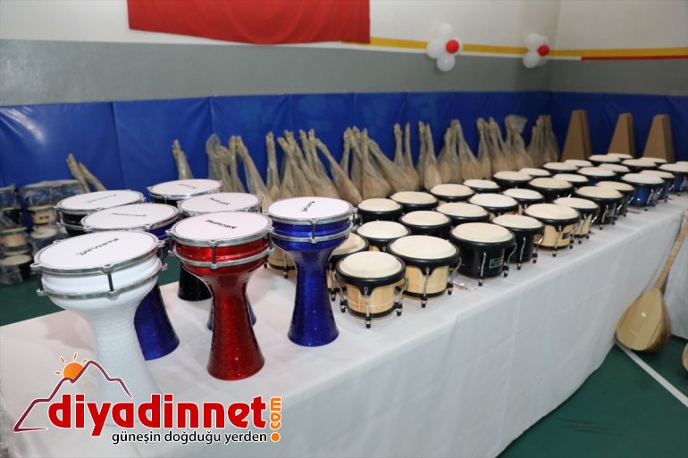 Ağrı'da okullara 10 bin spor malzemesi ve enstrüman dağıtıldı
