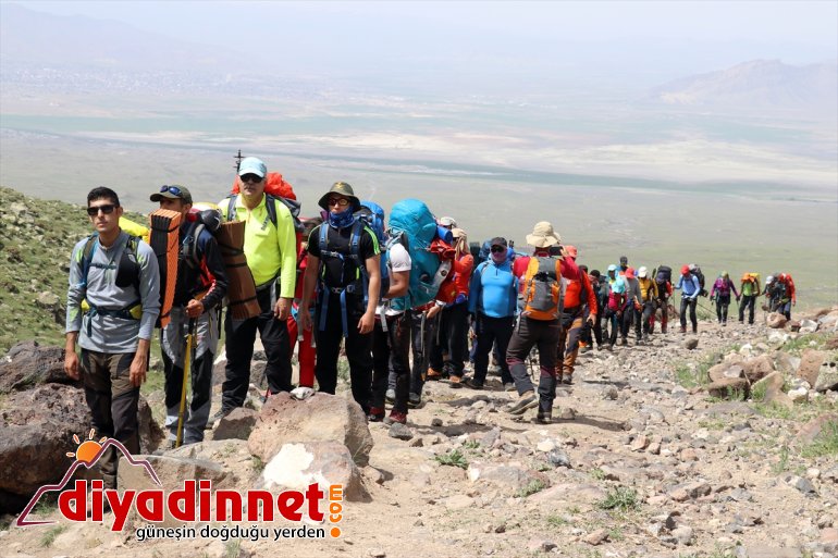 Ağrı Dağı karlı zirvesiyle dağcı kafileleri ağırlıyor