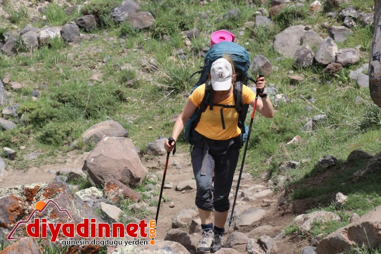 Ağrı zirvesiyle kafileleri Dağı karlı dağcı ağırlıyor 2