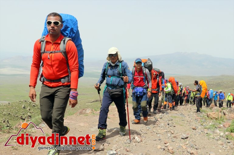 ağırlıyor Ağrı Dağı karlı kafileleri zirvesiyle dağcı 11