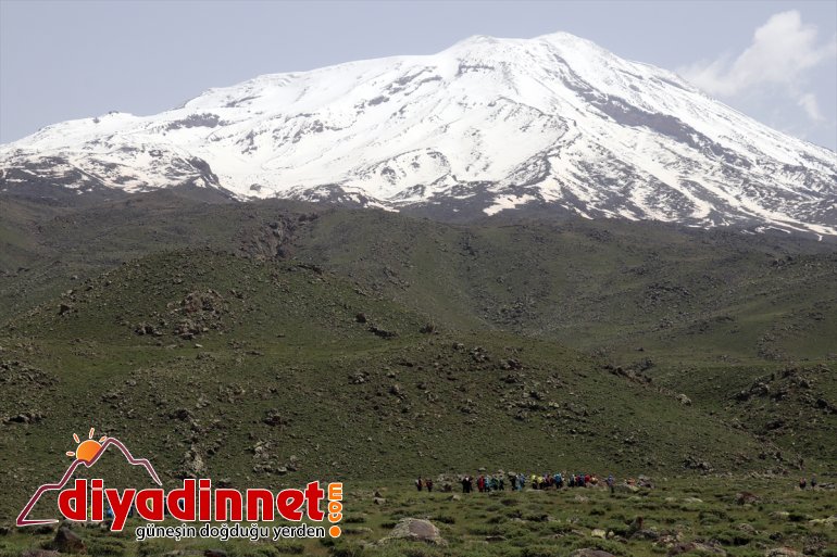 kafileleri ağırlıyor karlı Dağı zirvesiyle Ağrı dağcı 13