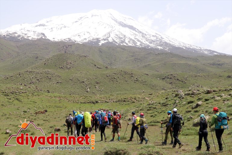 ağırlıyor Ağrı karlı kafileleri zirvesiyle Dağı dağcı 14