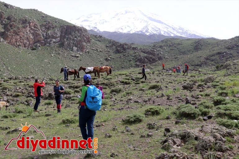 ağırlıyor dağcı zirvesiyle Dağı Ağrı karlı kafileleri 16