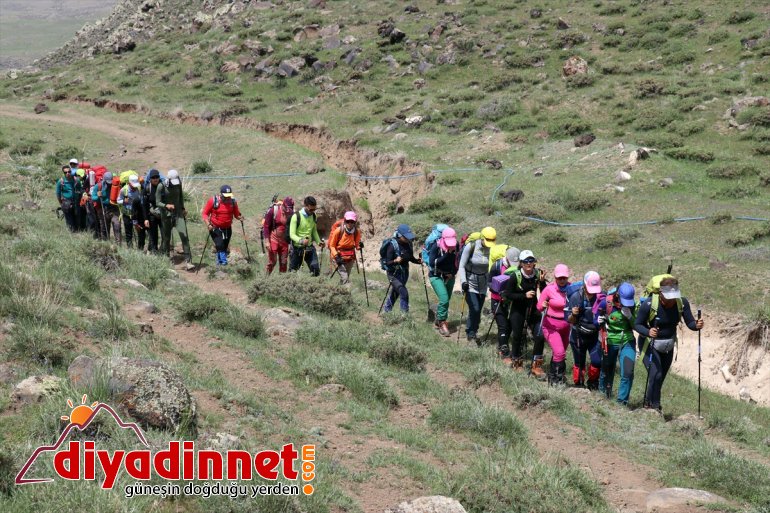 kafileleri Dağı zirvesiyle ağırlıyor Ağrı dağcı karlı 4