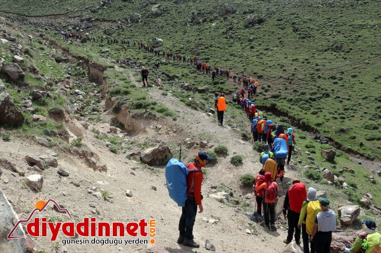 ağırlıyor zirvesiyle Ağrı Dağı karlı kafileleri dağcı 8