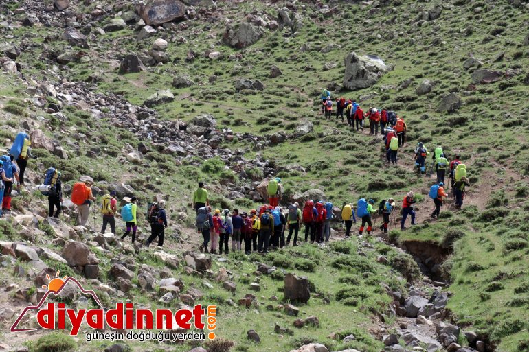 ağırlıyor dağcı Ağrı Dağı karlı kafileleri zirvesiyle 9