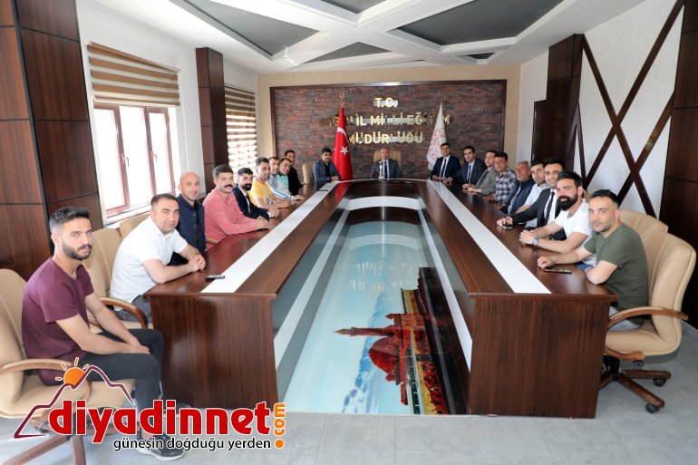 Ağrı Milli Eğitim Müdürü Hasan Kökrek, bölge birincisi olan halk oyunu ekibi ile bir araya geldi1