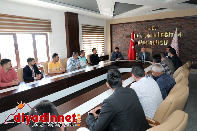 Ağrı Milli Eğitim Müdürü Hasan Kökrek, bölge birincisi olan halk oyunu ekibi ile bir araya geldi2