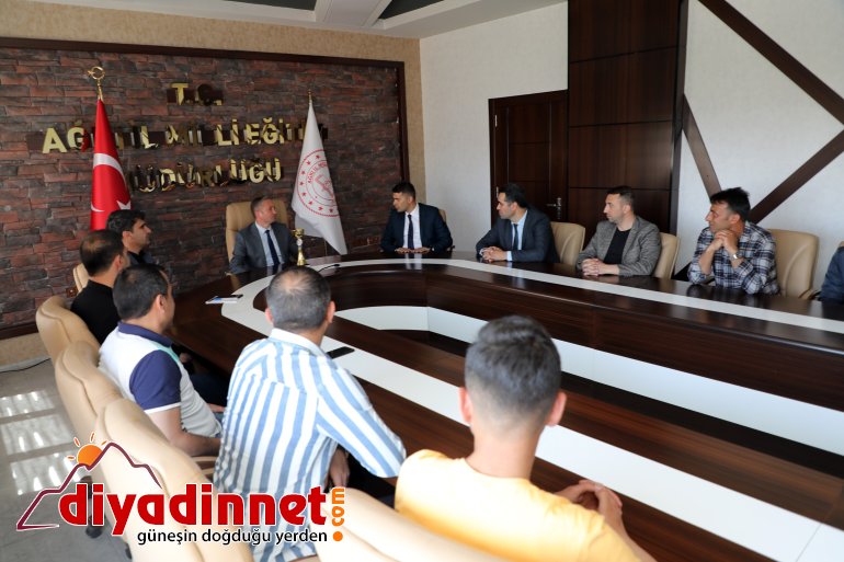 Ağrı Milli Eğitim Müdürü Hasan Kökrek, bölge birincisi olan halk oyunu ekibi ile bir araya geldi3