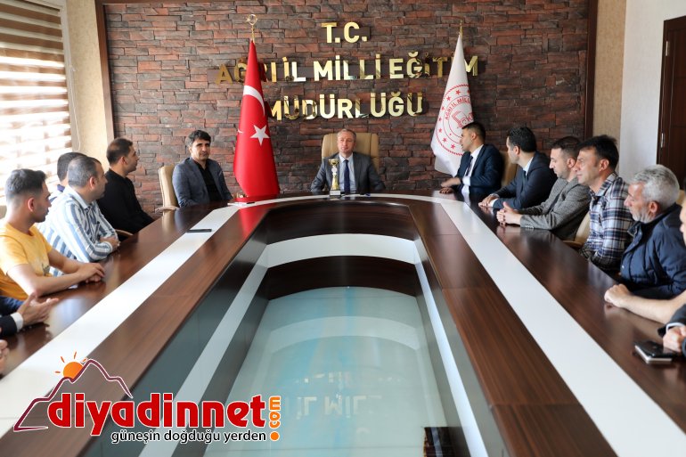 Ağrı Milli Eğitim Müdürü Hasan Kökrek, bölge birincisi olan halk oyunu ekibi ile bir araya geldi4