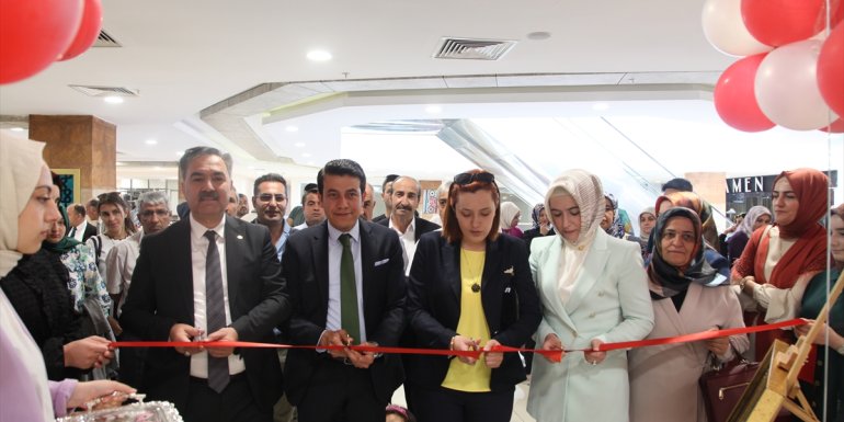 Ahlat Belediyesi Destek Merkezinden yılsonu sergisi