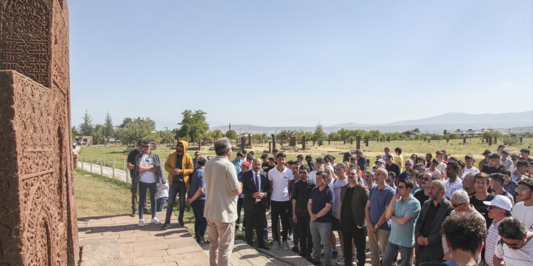 Ahlat Selçuklu Meydan Mezarlığı'ndaki 100 mezar taşı restore edildi