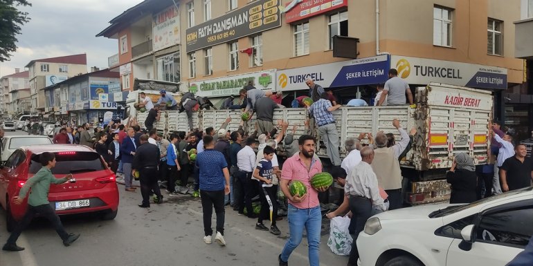 Ahlatlı çiftçi hemşerilerine bir tır karpuz dağıttı1