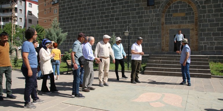 Akademisyenler Hakkari'nin tarihi ve kültürel yerlerini gezdi