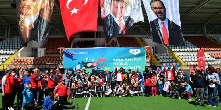 Ardahan'da özel eğitim öğrencilerine spor malzemesi dağıtıldı