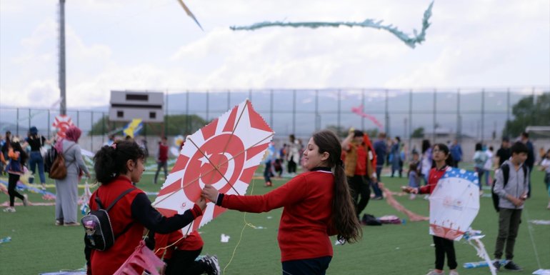 Ardahan'da "Türkiye Çevre Haftası" kapsamında çocuklar uçurtma uçurdu